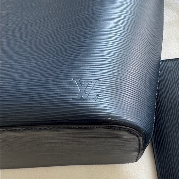 Louis Vuitton
Epi Neverfull MM w/Pouch - Picture 4 of 17